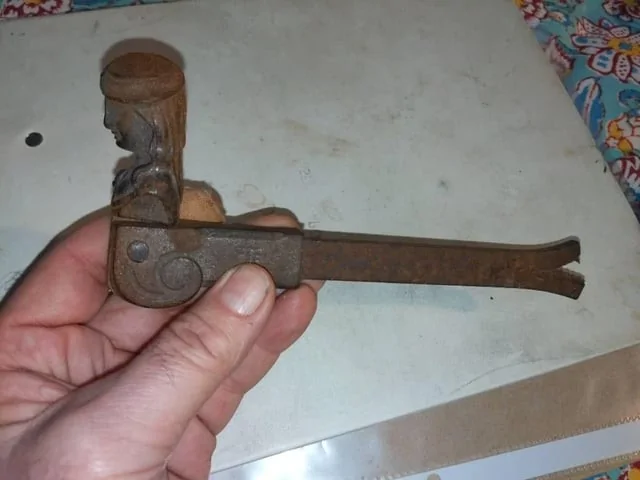 10. Металлический предмет с фигурным наконечником