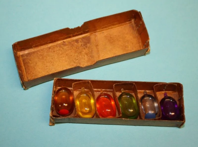 4. Маленькая запечатанная колба на пляже