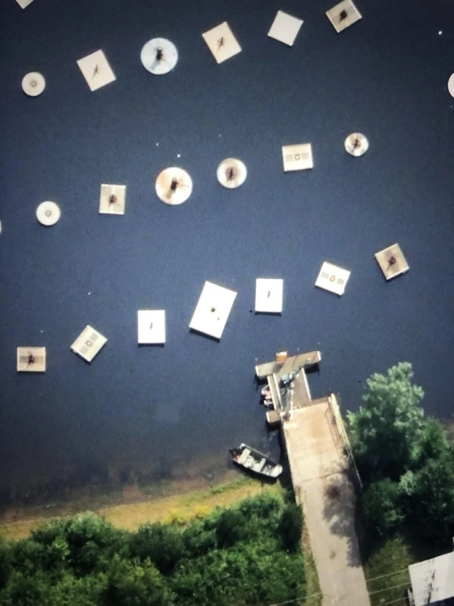 5. Большие квадратные и круглые предметы, плавающие в воде у электростанции