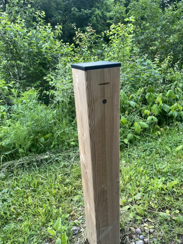 7. Деревянный высокий столбик на велосипедной дорожке