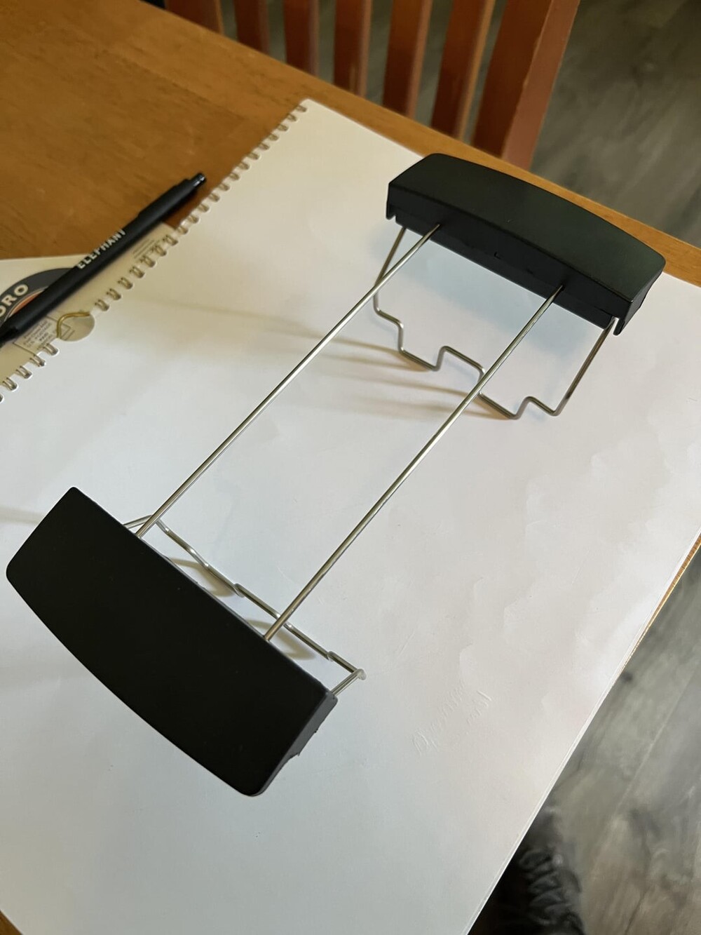 10. Кухонный гаджет на тонких складывающихся металлических ножках с пластиковыми ручками 10. Кухонный гаджет на тонких складывающихся металлических ножках с пластиковыми ручками