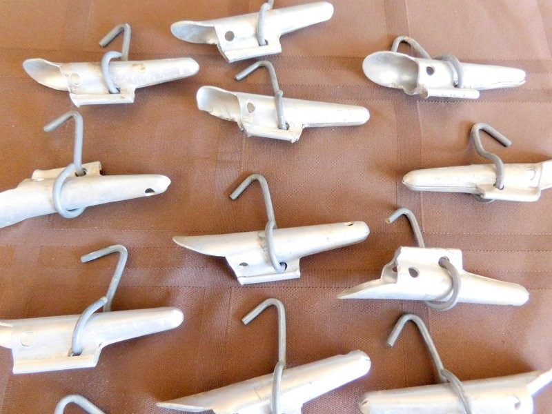 2. Воронкообразные штуковины с отверстиями для креплений в виде крючка 2. Воронкообразные штуковины с отверстиями для креплений в виде крючка