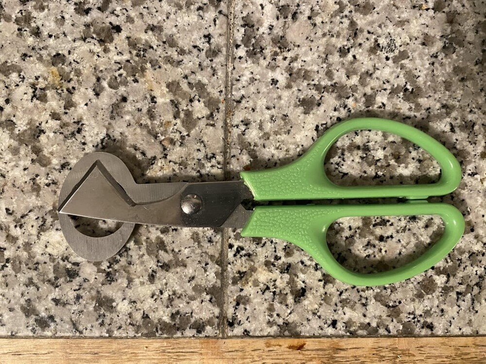 4. Ножницы странной формы с О-образным и треугольным лезвиями 4. Ножницы странной формы с О-образным и треугольным лезвиями