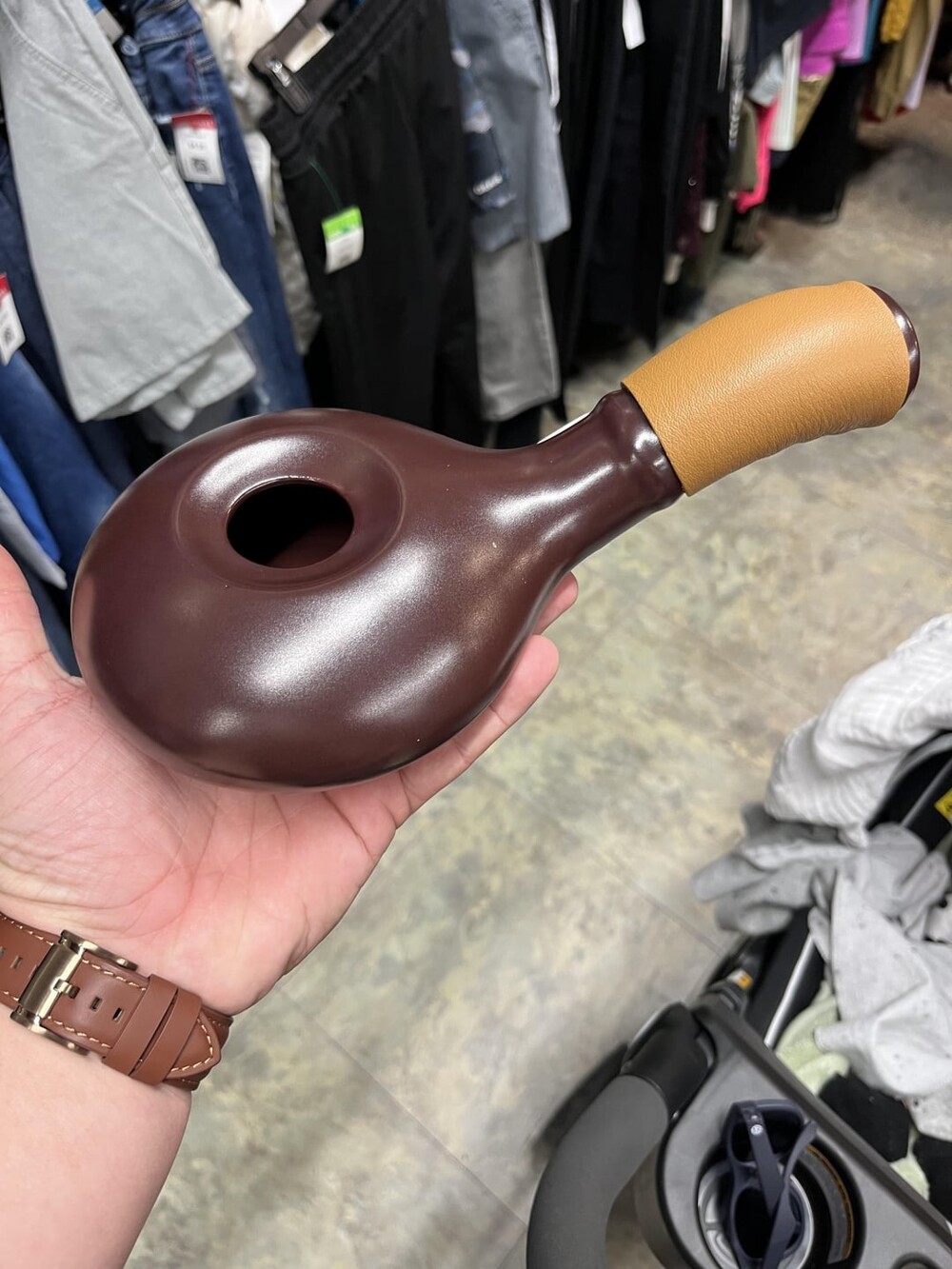 5. Керамический предмет с отверстием и ручкой, обёрнутой кожей 5. Керамический предмет с отверстием и ручкой, обёрнутой кожей