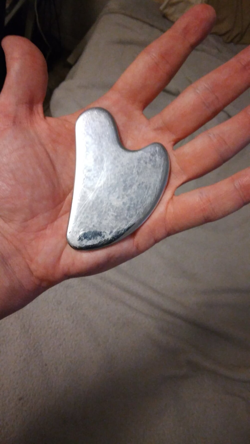 3. Блестящий плоский металлический предмет 3. Блестящий плоский металлический предмет