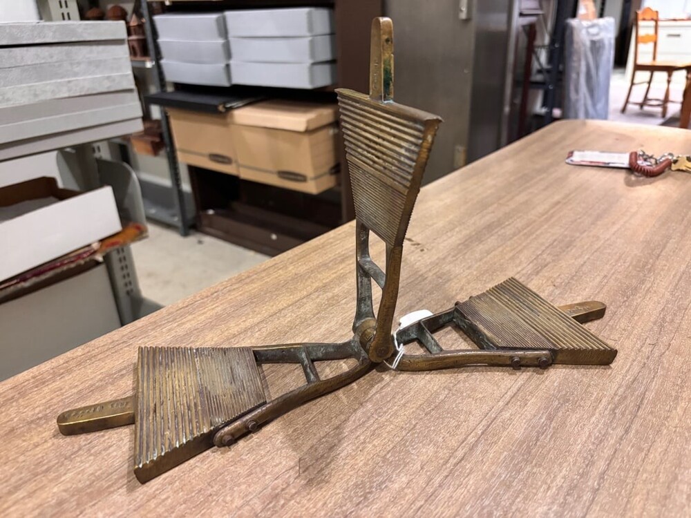 9. Латунная система из трёх треугольных ребристых пластин, соединённых шарнирами 9. Латунная система из трёх треугольных ребристых пластин, соединённых шарнирами