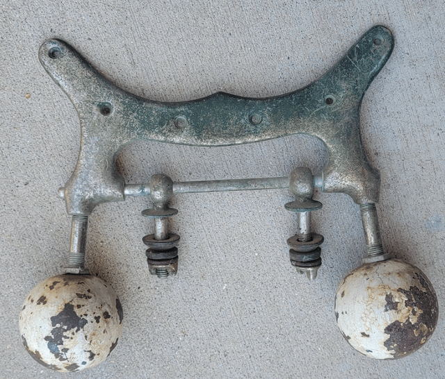 8. Тяжелый стальной предмет с двумя большими сферами и стержнями, которые могут поворачиваться вокруг оси 8. Тяжелый стальной предмет с двумя большими сферами и стержнями, которые могут поворачиваться вокруг оси