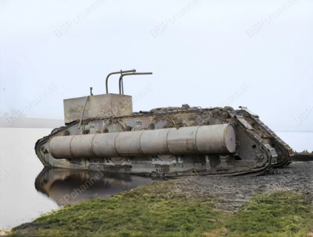 Экспериментальный и единственный амфибийный танк Mark IX заезжает в водохранилище, 1918 год.