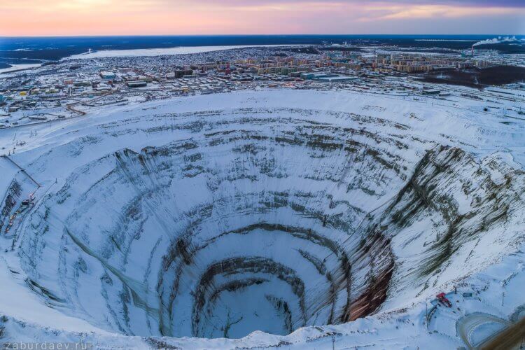 Опасность для вертолётов: как карьер «Мир» влияет на полёты. Рудник «Мир» был первым и крупнейшим алмазным рудником в Советском Союзе. Источник изображения: kasheloff.ru. Опасность для вертолётов: как карьер «Мир» влияет на полёты. Рудник «Мир» был первым и крупнейшим алмазным рудником в Советском Союзе. Источник изображения: kasheloff.ru. Фото.