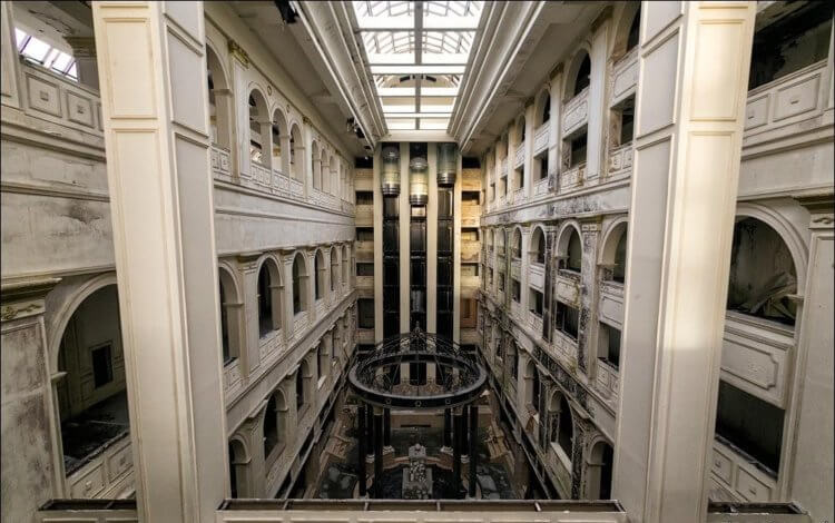 Заброшенная «Северная корона»: пятизвёздочный отель Петербурга, который так и не открылся. Строительство отеля велось с 1988 по 1995(–97), но отель так и не принял ни одного гостя. Источник изображения: wikipoints.ru. Фото.