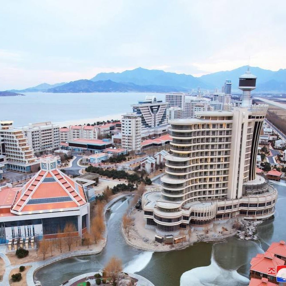 "Идеальная чистота и пустой пляж": первые туристы из РФ делятся впечатлениями о поездке на курорт "Вонсан-Кальма" в КНДР