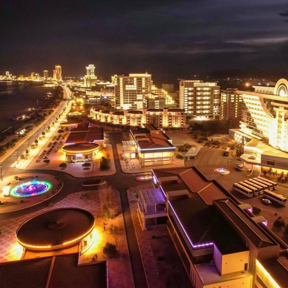 "Идеальная чистота и пустой пляж": первые туристы из РФ делятся впечатлениями о поездке на курорт "Вонсан-Кальма" в КНДР