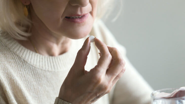 Почему аспирин опасен: кровотечения как главный риск. Аспирин не снижает смертность, зато увеличивает риск скрытых кровотечений во внутренних органах. Источник изображения: pharmaceutical-journal.com. Фото.