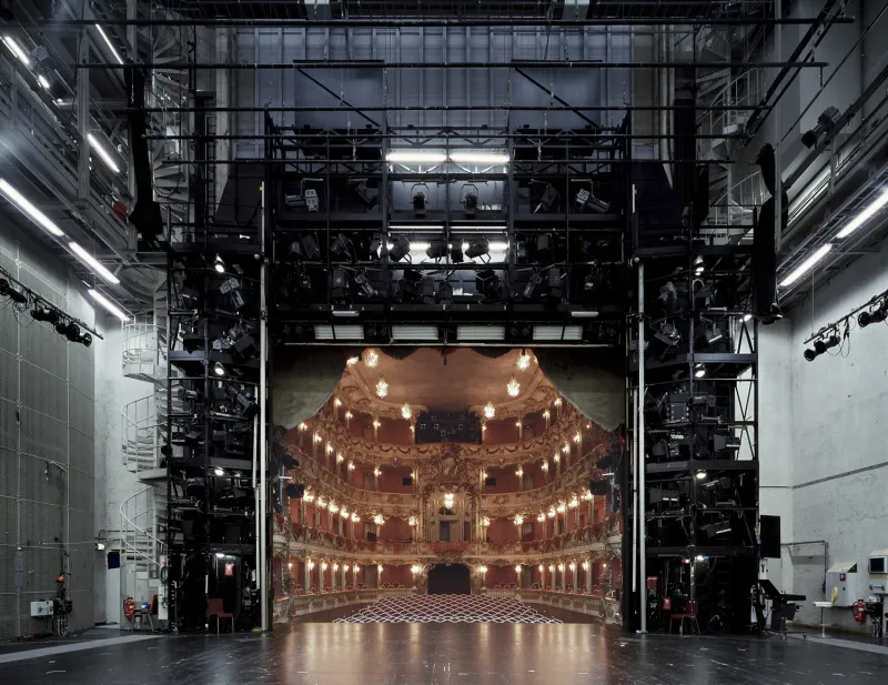 3. Обзор театра из-за сцены 3. Обзор театра из-за сцены