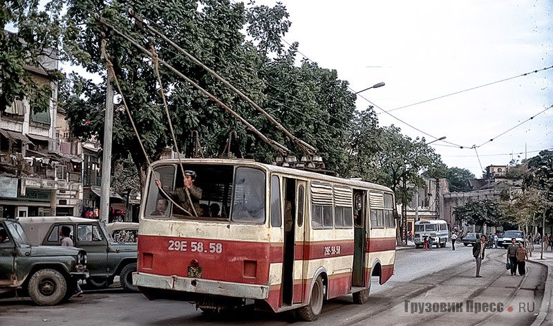 Типичная картина для Ханоя. «Троллейбой» держит верёвки, контролируя ход движения контактных штанг троллейбуса Thăng Long-VEM по проводу