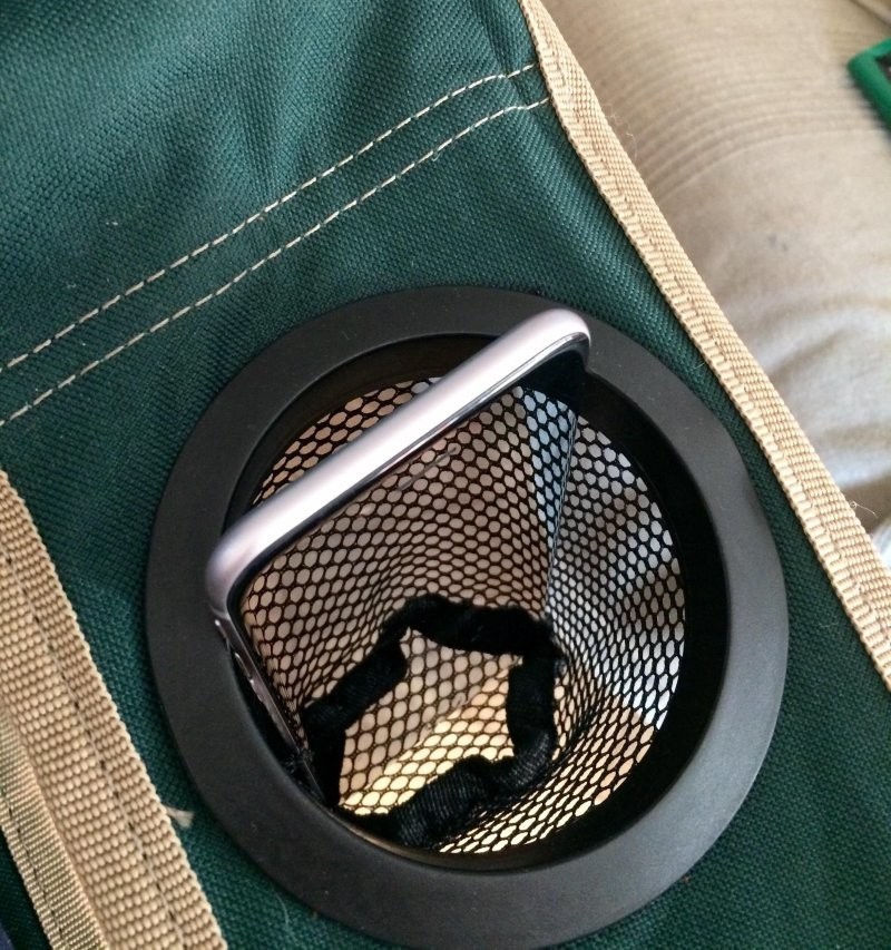 2. Телефон устал и прячется в подстаканнике, притворяясь невидимкой 2. Телефон устал и прячется в подстаканнике, притворяясь невидимкой