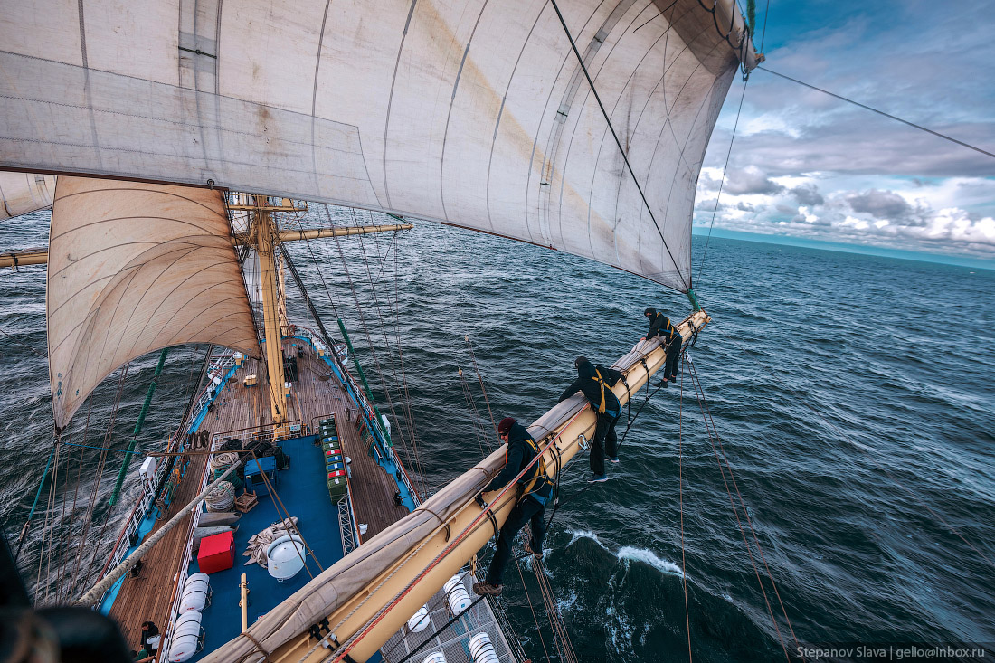 парусник мир, на реях