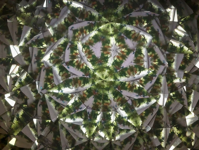 Масляный калейдоскоп, создающий эффектные мягко движущиеся узоры.