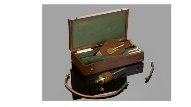 3. Набор, включающий маленькие меха, трубку и несколько насадок