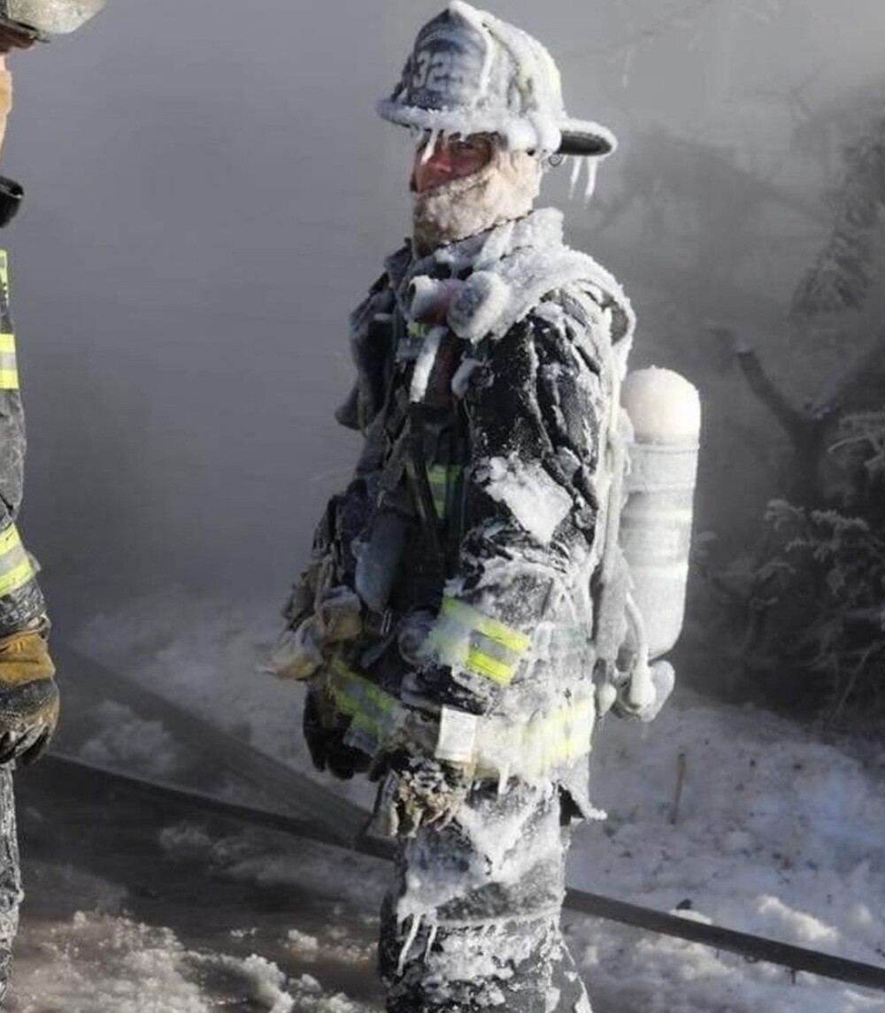 Пожарный так и работает — то в огонь, то на безопасное место в сторону