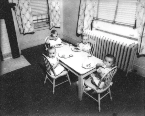 Малыши едят в детдоме Танн в 1949 году. /