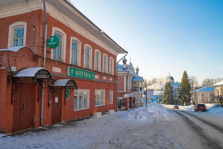 Улица в городе Мышкине в Ярославской области. Мышкин популярен у туристов, но собственное население городка не превышает шести тысяч человек | Источник: Karasev Viktor/Shutterstock/Fotodom.ru