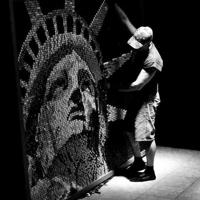 Художник создает мозаичные портреты из клавиш компьютерной клавиатуры Художник создает мозаичные портреты из клавиш компьютерной клавиатуры