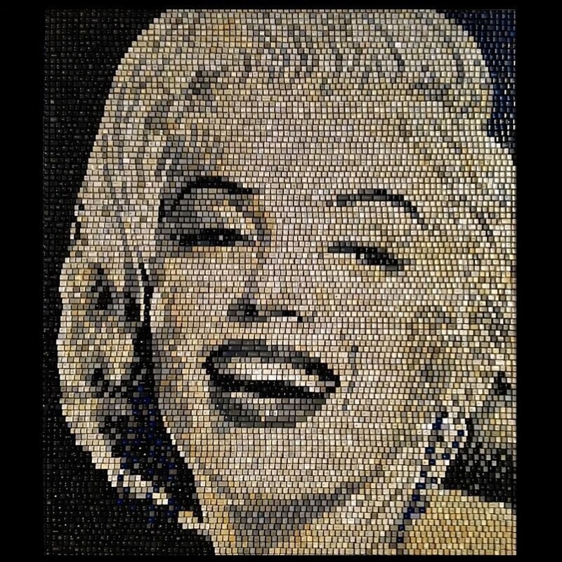 Художник создает мозаичные портреты из клавиш компьютерной клавиатуры Художник создает мозаичные портреты из клавиш компьютерной клавиатуры