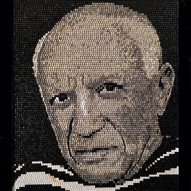 Художник создает мозаичные портреты из клавиш компьютерной клавиатуры Художник создает мозаичные портреты из клавиш компьютерной клавиатуры