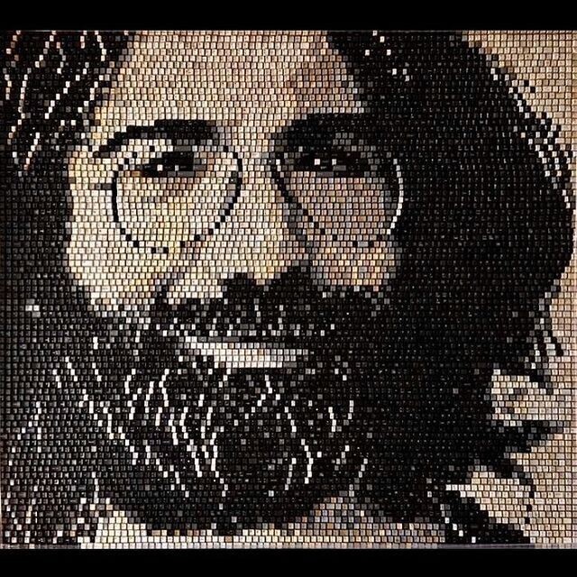 Художник создает мозаичные портреты из клавиш компьютерной клавиатуры Художник создает мозаичные портреты из клавиш компьютерной клавиатуры