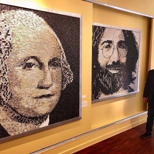 Художник создает мозаичные портреты из клавиш компьютерной клавиатуры Художник создает мозаичные портреты из клавиш компьютерной клавиатуры