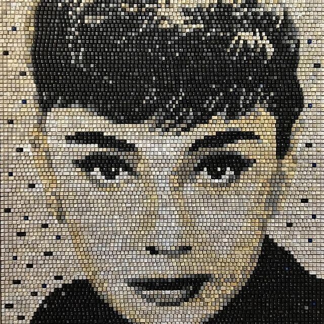 Художник создает мозаичные портреты из клавиш компьютерной клавиатуры Художник создает мозаичные портреты из клавиш компьютерной клавиатуры