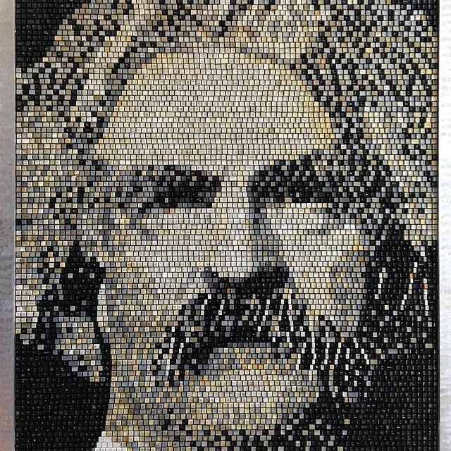 Художник создает мозаичные портреты из клавиш компьютерной клавиатуры Художник создает мозаичные портреты из клавиш компьютерной клавиатуры
