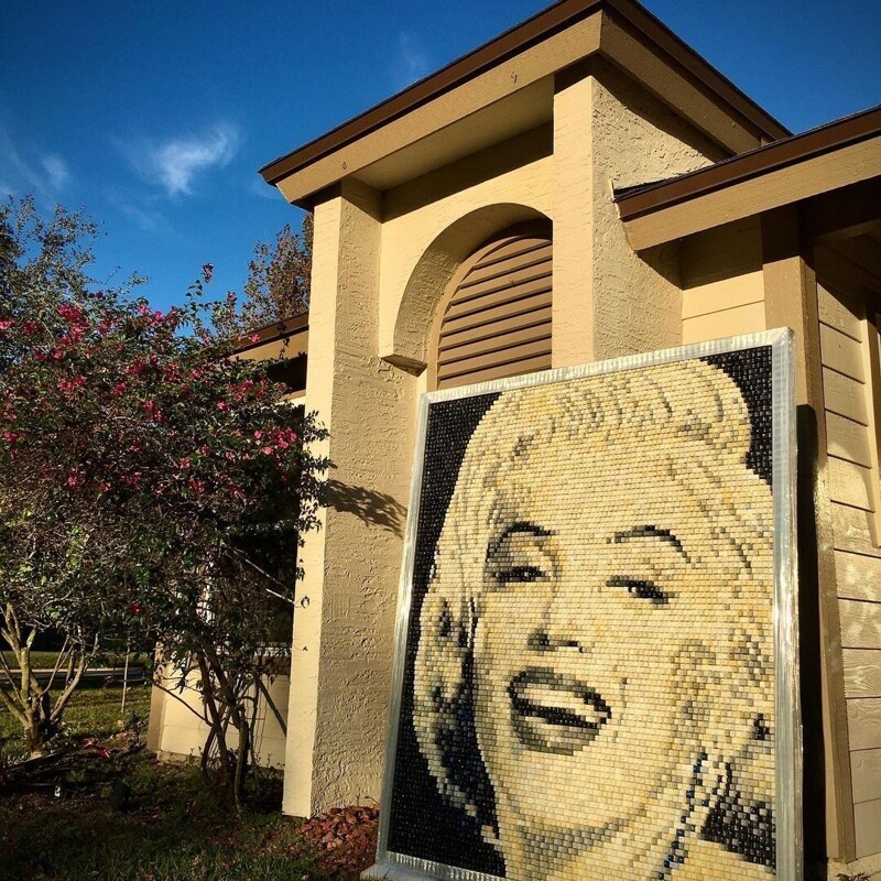 Художник создает мозаичные портреты из клавиш компьютерной клавиатуры Художник создает мозаичные портреты из клавиш компьютерной клавиатуры