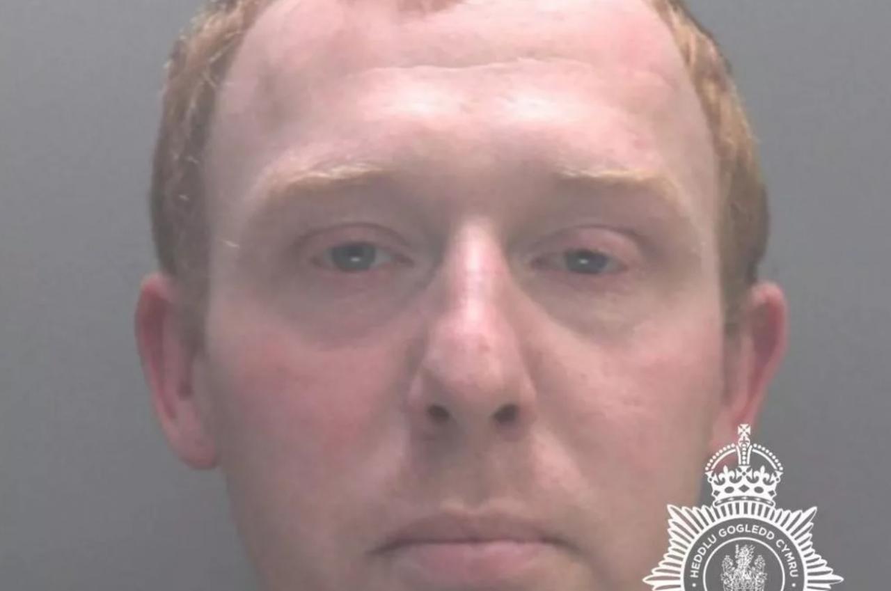 Житель Уэльса, которого «кормила грудью» 60-летняя женщина, получил тюремный срок за нападение