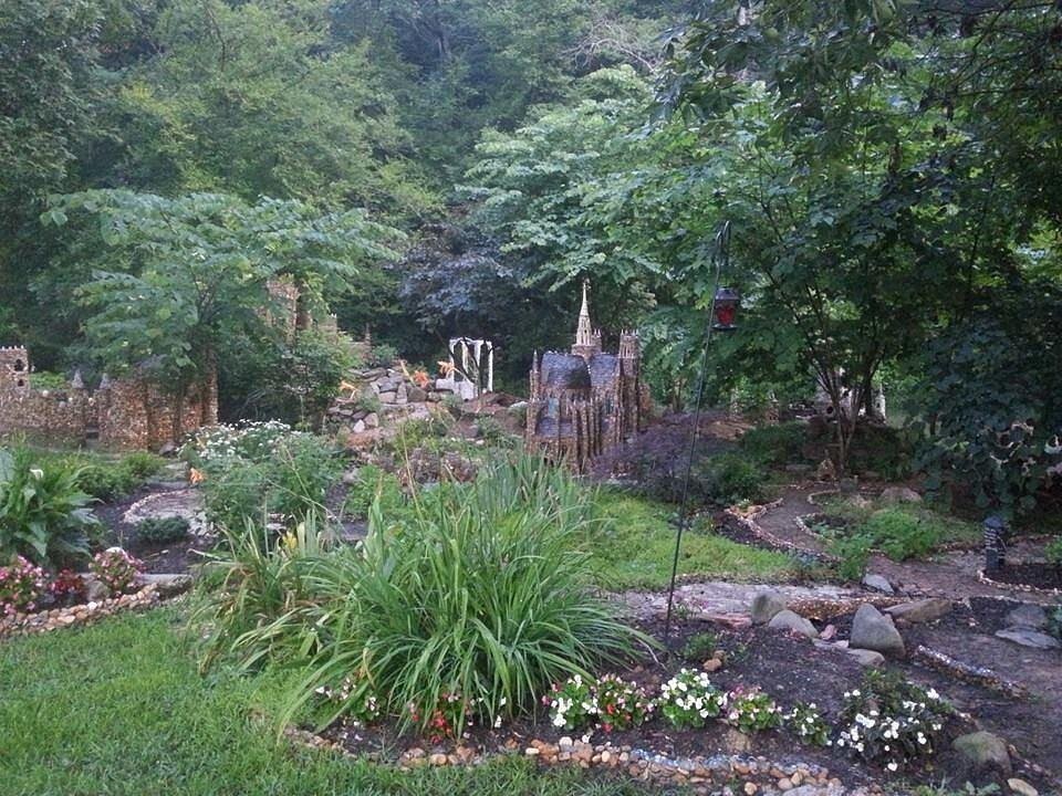 Сказочный мир Калхуна, собранный из камешков