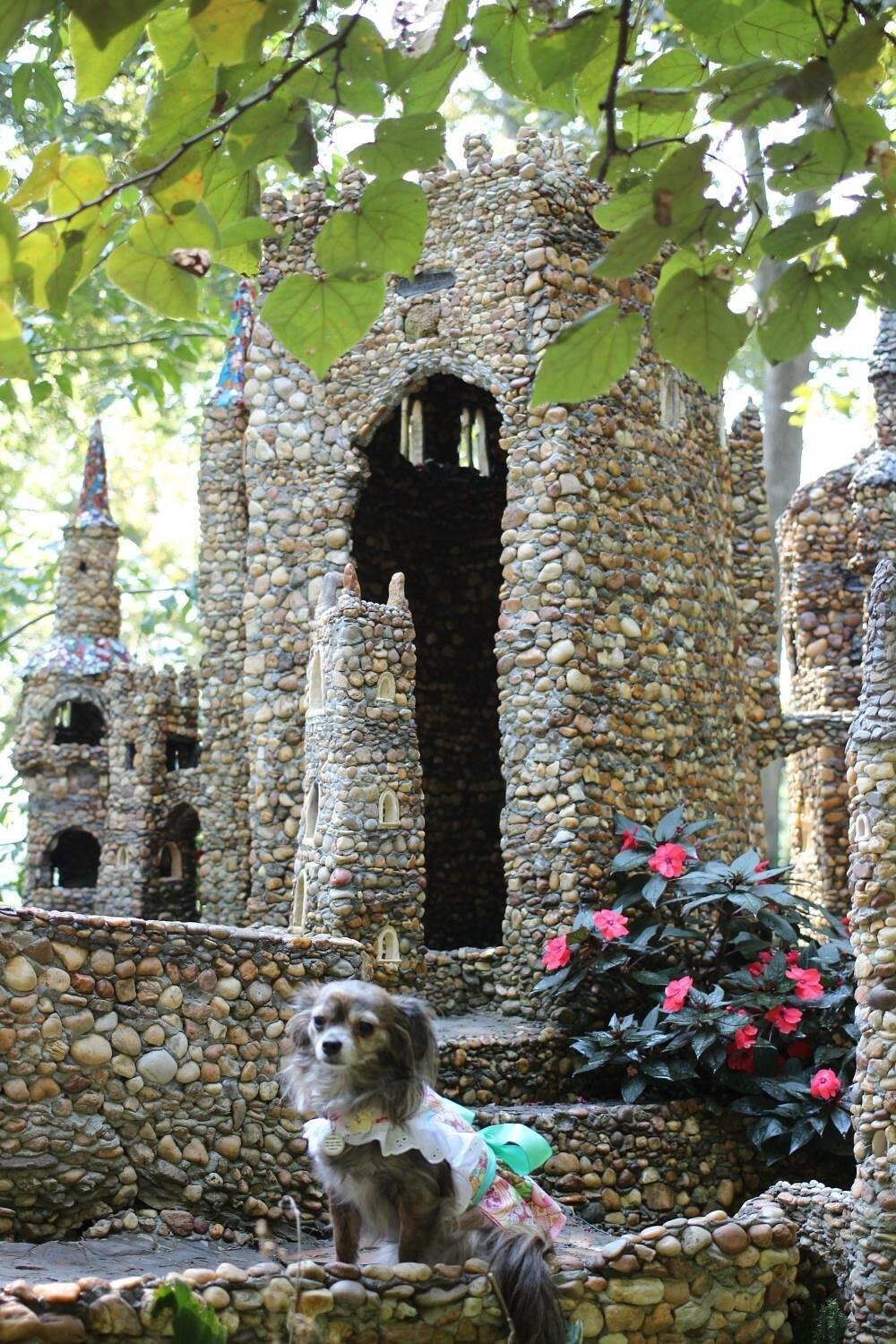 Сказочный мир Калхуна, собранный из камешков