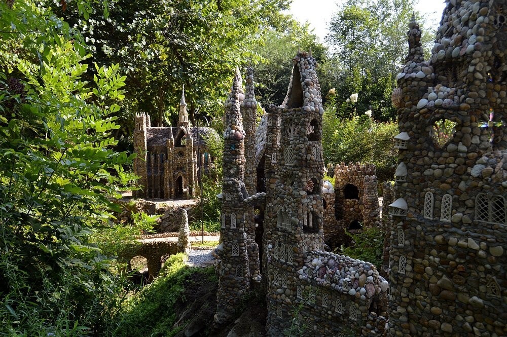 Сказочный мир Калхуна, собранный из камешков