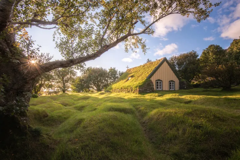 13. Хофскиркья - 130-летняя церковь в Исландии с крышей из дерна 13. Хофскиркья - 130-летняя церковь в Исландии с крышей из дерна
