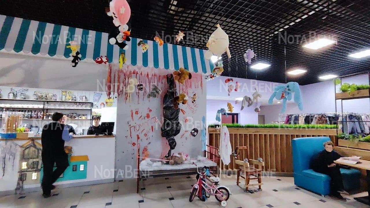 Адскую инсталляцию с трупом устроил детский центр в Абакане к Хеллоуину — кроша повесили, Мишке оторвали голову, окатили пупса кровью.