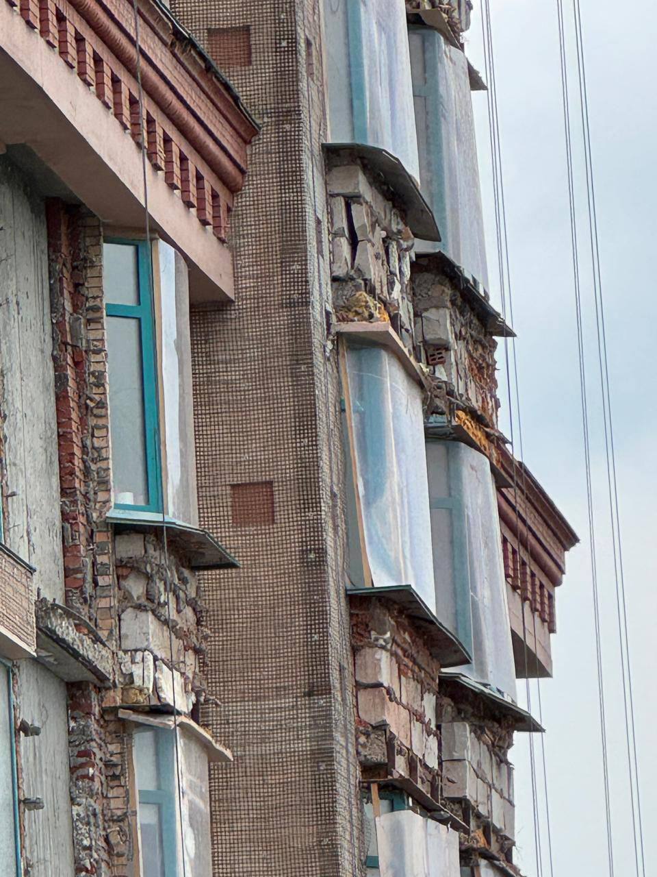 "За фасадом «премиального» ЖК — битый кирпич и палки: москвичи ужаснулись состоянию домов "топового" застройщика "За фасадом «премиального» ЖК — битый кирпич и палки: москвичи ужаснулись состоянию домов "топового" застройщика