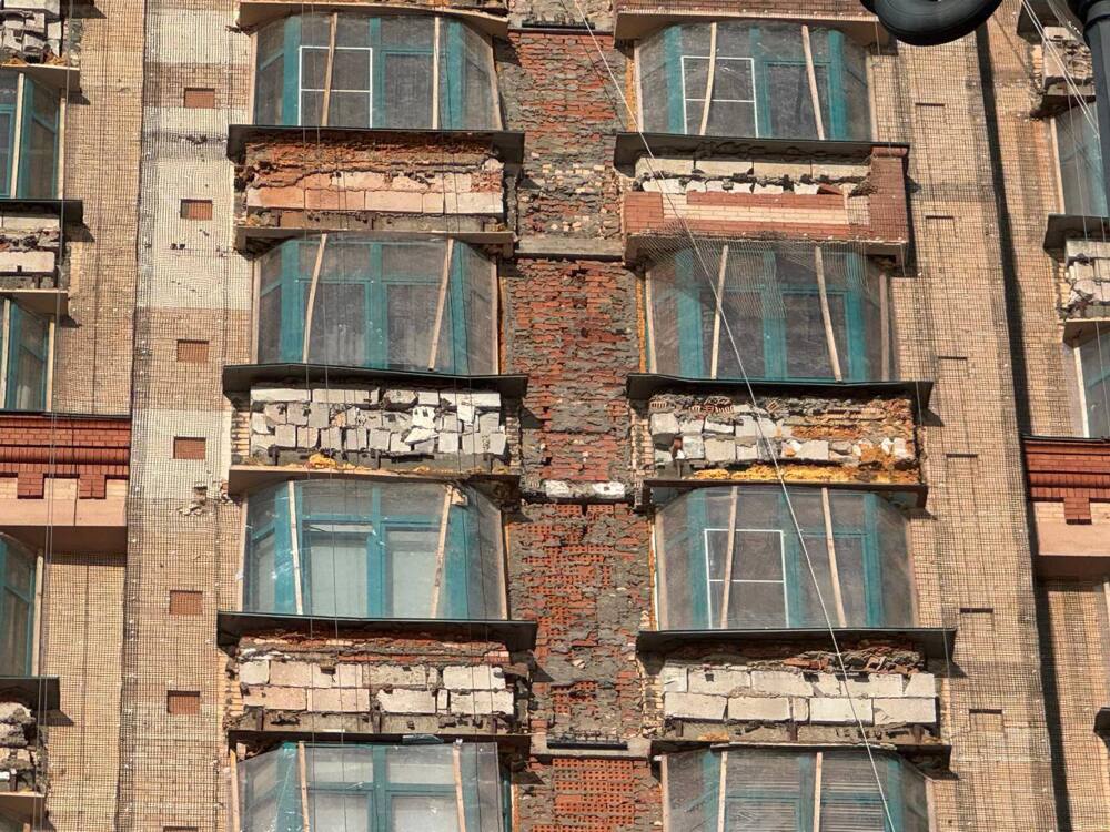 "За фасадом «премиального» ЖК — битый кирпич и палки: москвичи ужаснулись состоянию домов "топового" застройщика "За фасадом «премиального» ЖК — битый кирпич и палки: москвичи ужаснулись состоянию домов "топового" застройщика