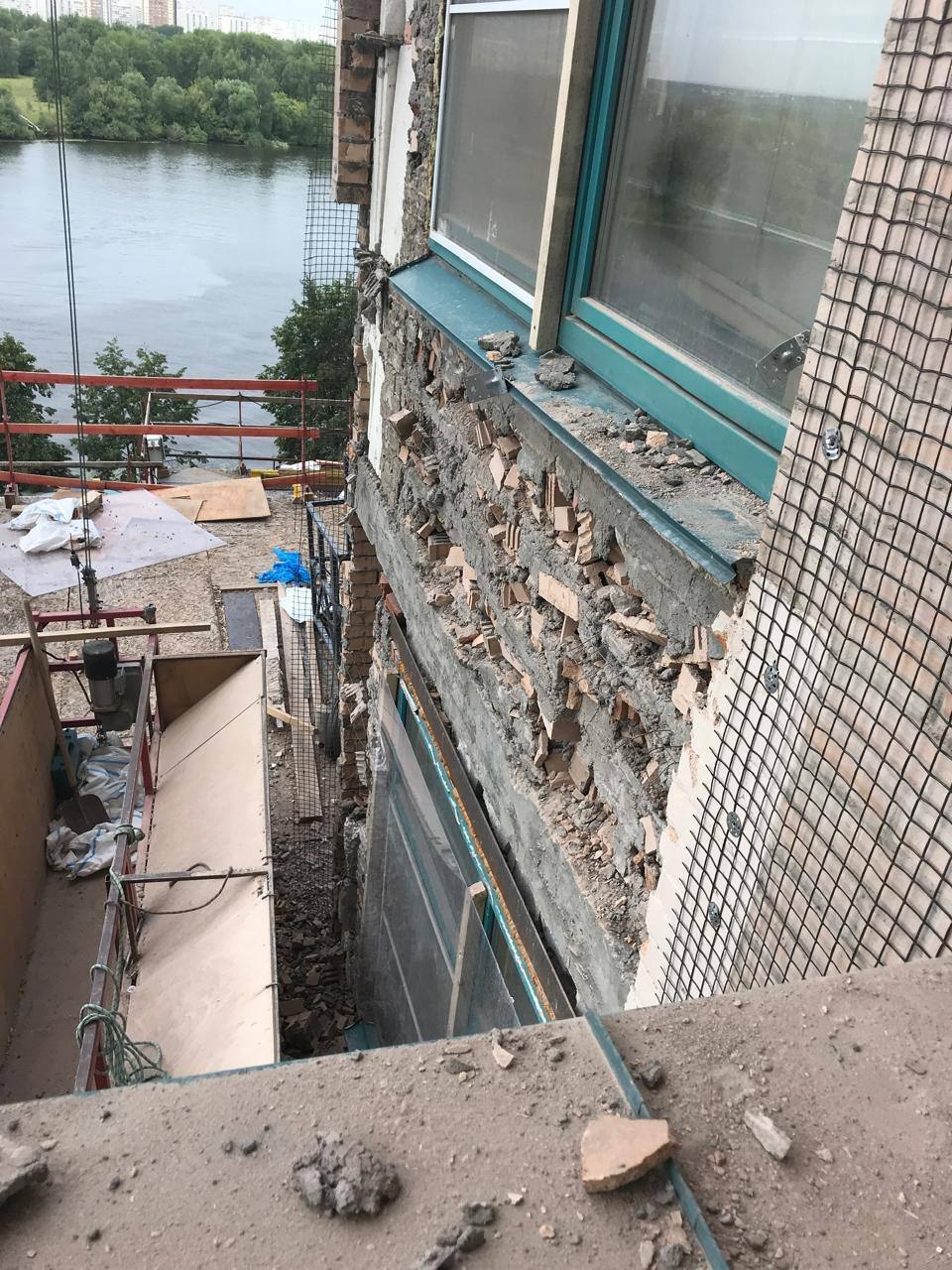 "За фасадом «премиального» ЖК — битый кирпич и палки: москвичи ужаснулись состоянию домов "топового" застройщика "За фасадом «премиального» ЖК — битый кирпич и палки: москвичи ужаснулись состоянию домов "топового" застройщика