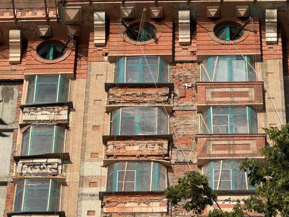 "За фасадом «премиального» ЖК — битый кирпич и палки: москвичи ужаснулись состоянию домов "топового" застройщика "За фасадом «премиального» ЖК — битый кирпич и палки: москвичи ужаснулись состоянию домов "топового" застройщика