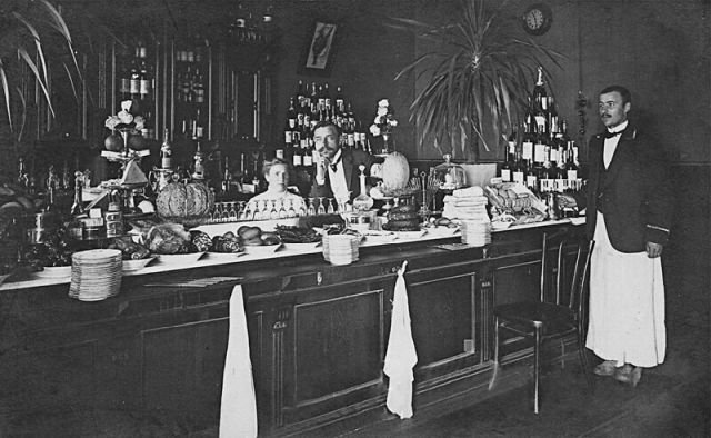 Так выглядел буфет на вокзале в Костроме в 1890 году.