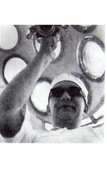 А. А. Вишневский-младший настраивает перед операцией лазерный луч. / Фото: storage.yandexcloud.net А. А. Вишневский-младший настраивает перед операцией лазерный луч. / Фото: storage.yandexcloud.net