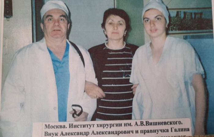 Внук А. В. Вишневского Александр Александрович и его дочь Галина, правнучка Вишневского. Посередине краевед Зайнаб Мурадисинова. Фото: Из личного архива Зайнаб Мурадисиновой. / Фото: static1-repo.aif.ru Внук А. В. Вишневского Александр Александрович и его дочь Галина, правнучка Вишневского. Посередине краевед Зайнаб Мурадисинова. Фото: Из личного архива Зайнаб Мурадисиновой. / Фото: static1-repo.aif.ru