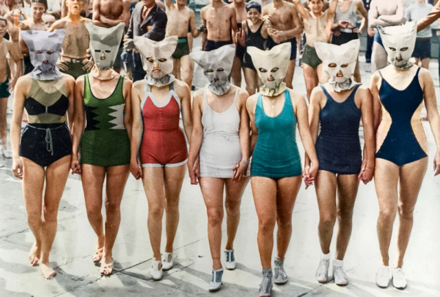 Семь женщин в купальниках. На Кони-Айленд состоялся конкурс красоты, в котором учитывалось только одно тело. Лица конкурсанток были скрыты масками. США, Кони-Айленд, 1935 год.