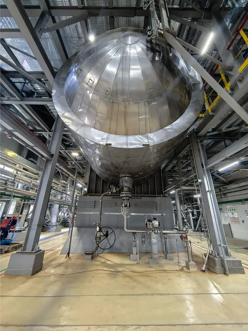 гигантский автоклав, похожий на дирижабль