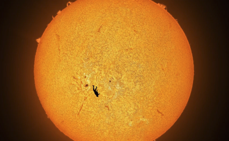 Как был снят самый знаменитый астроснимок 2025 года. Это не ИИ. В этом фото нет ни капли ИИ. Хотя, казалось бы…. Фото.